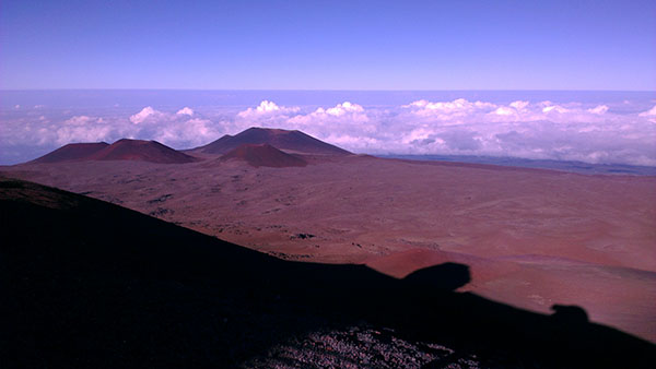 VUE DEPUIS LA PISTE QUI MONTE AU MAUNA KEA