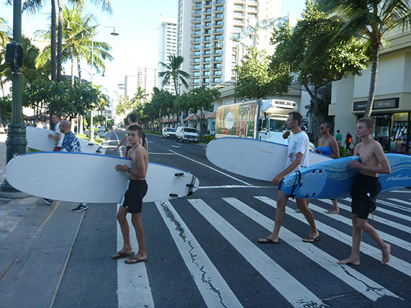 SURFEURS A WAIKIKI