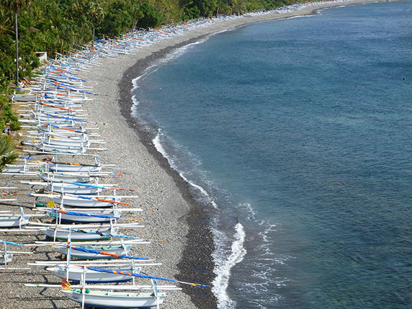 BATEAUX SUR LE PLAGE