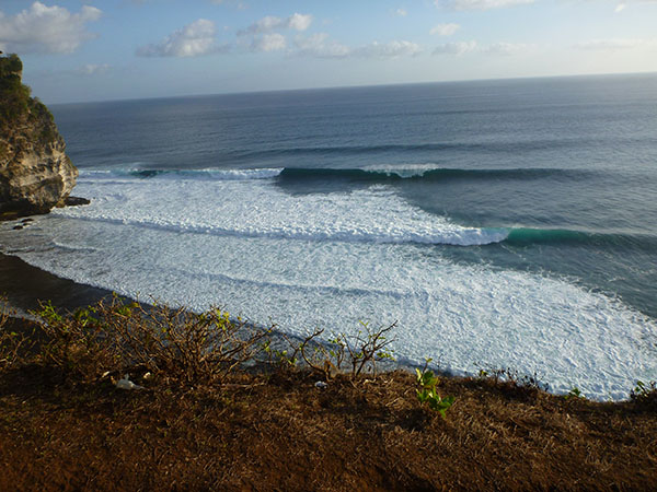 LES GROSSE VAGUES ET LA FALAISE