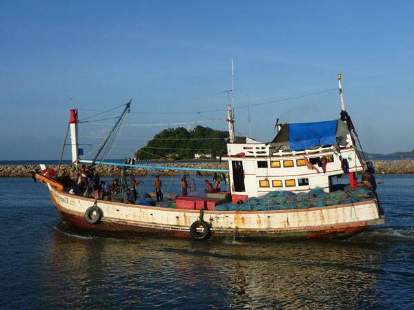 BATEAU DE PECHE AU PORT DE CHUMPHON