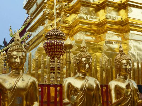 STATUES RECOUVERTES DE FEUILLES D’OR A DOI SUTHEP