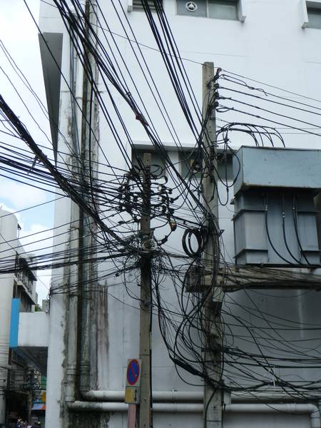 LA PAGAILLE DES INSTALLATIONS ELECTRIQUES DANS LES RUES DE BANGKOK
