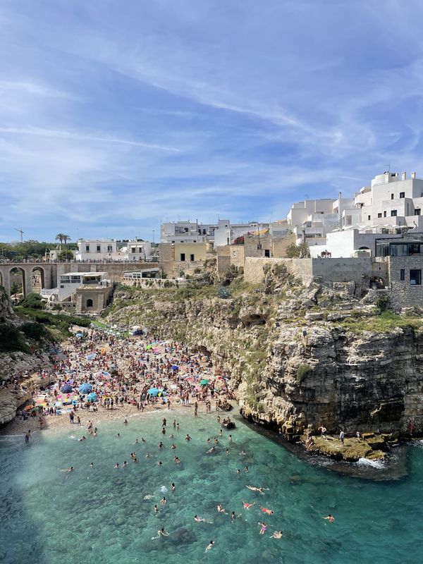 photo originale Maéva Seigner©  La plage de Polignano en été
