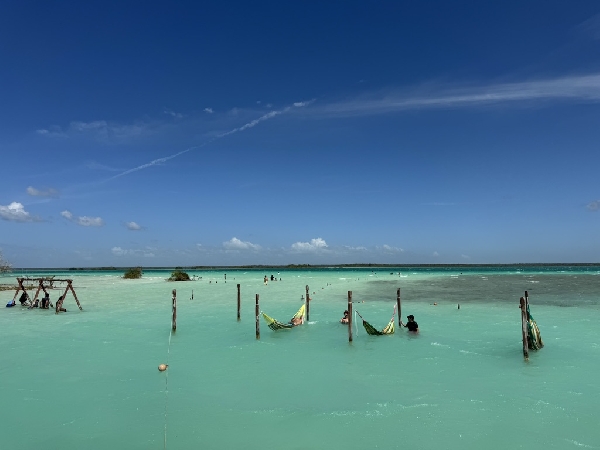 Repos dans un hamac dans l'eau