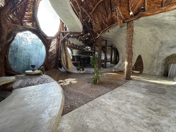 Maison musée SFER K. Entrée très chère mais vaut le coup pour les passionnés d'architecture.