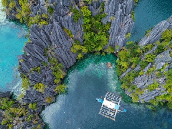 Coron : falaises, lagons et banka