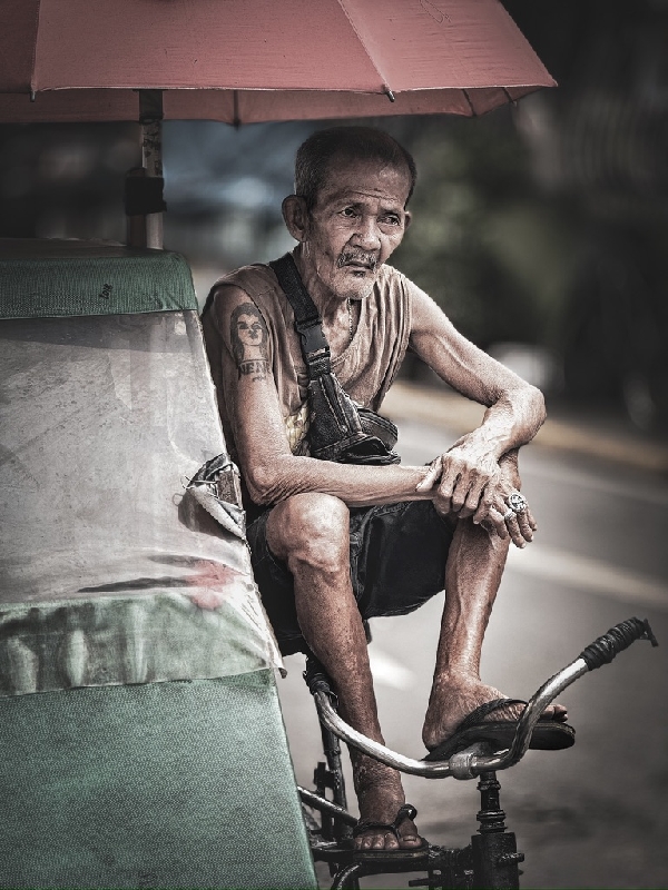 Conducteur de tricycle à Manille, un symbole urbain