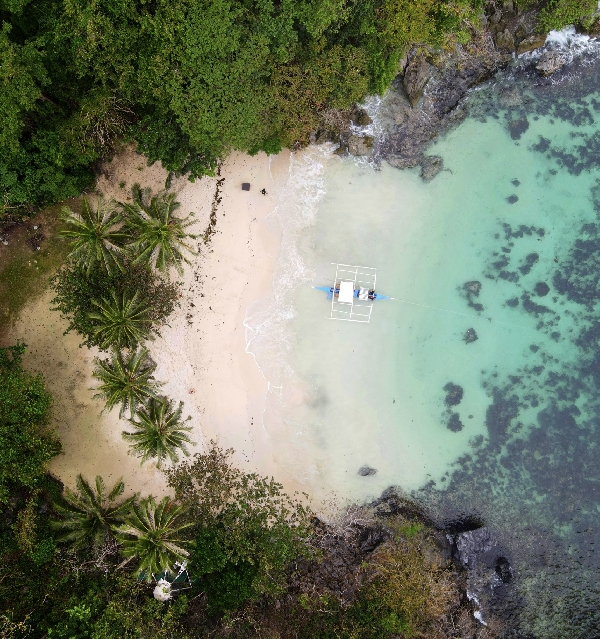 Déjeuner sur une île déserte près de Bebeladan, un coin de paradis aux Philippines