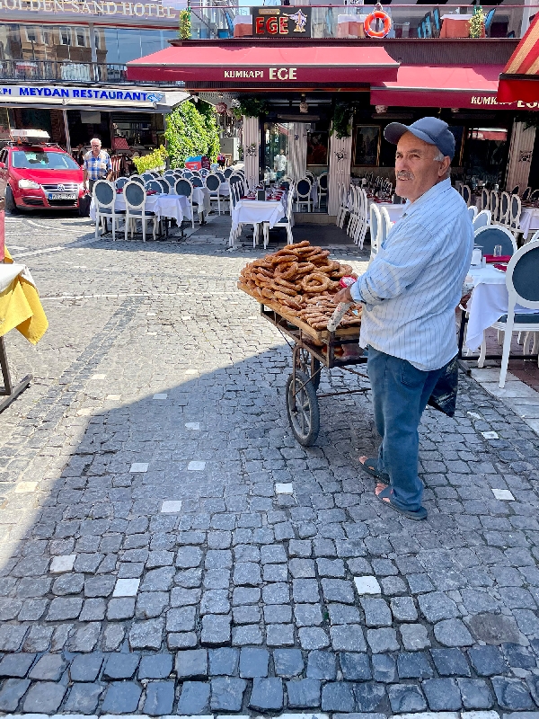 photo originale Maéva Seigner©  Un vendeur de Simit