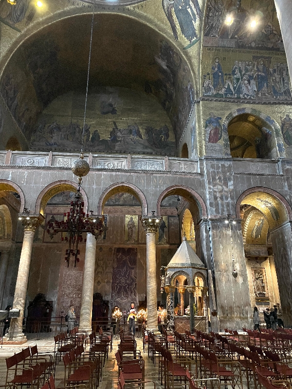L'intérieur de la basilique Saint-Marc