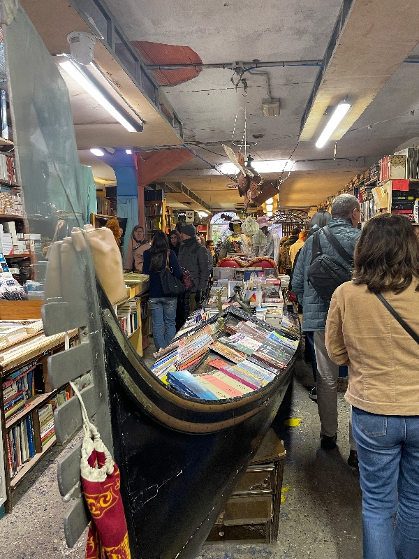 Des livres rangés dans une barque