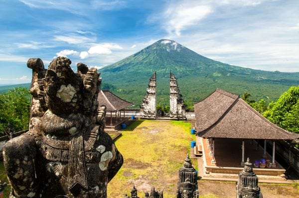 L’Est et le mont Agung